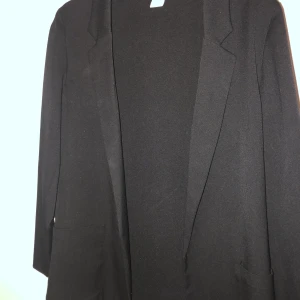 Oversize kavaj  - Svart oversize kavaj i strl 34. Vid leverans tillkommer fraktkostnad. 