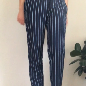Byxor hm - Jättefina byxor som är lite långa på mig som är 160cm. Använt ett fåtal gånger och de är i gott skick. Kontakta om du är intresserad eller har några frågor😊✨