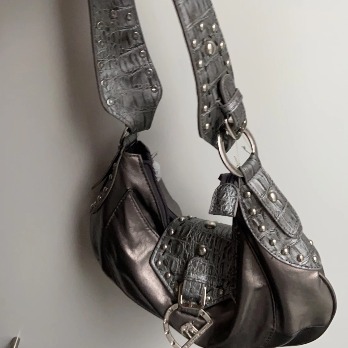 Silvrig handväska med nitar 