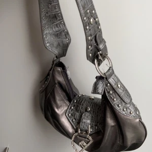 Silvrig handväska med nitar  - Skitsnygg handväska från Fanco Rico. Jättebra skick. Säljs pga att den inte kommer till användning.:) Dma vid frågor eller intresse!!! <3333 om många är intresserade blir det budgivning :)) högsta bud: 180+frakt