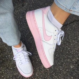 Nike airs pink 💕💕 - Dösnygga skor som så fort jag fick hem dem vart mina favoriter! 😍😭Men tyvärr är de lite för trånga i tån för mig och jag stör mig på det, skitjobbigt eftersom de är de snyggaste skor jag nånsin sett, och de matchar till ALLT :( Därför är de i princip oanvända, tjejen jag köpte dem av hade använt dem kanske 2 gånger och jag använde dem 1 gång! Alltså magiskt skick på dessa som nya kostar 1300 kr🙆🏼‍♀️