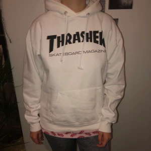 THRASHER HOODIE  - thrasher hoodie i stl S (sitter som XS/S), säljer den endast för den blivit för liten för mig. Köparen står för frakten. 