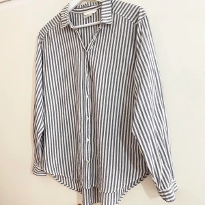 Snygg skjorta från H&M - Supersnygg skjorta från H&M. Jätteskön och fin material. Endast använd 2 gånger. 
