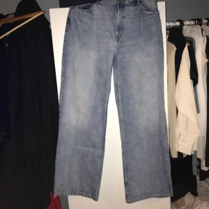 Highwaisted vida jeans Monki - WIDE highwaisted jeans från Monki, står ”34” men strl är 42-44. Aldrig använda. Kan mötas upp/frakt Pris kan ändras vid snabbköp.