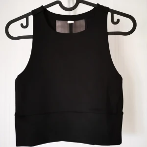 Topp från Adidas stl S  - Mycket fin topp som går att använda både till träning och till vardags/fest. Fint see-through material på baksidan. Sparsamt använd och i gott skick. Frakt tillkommer. 