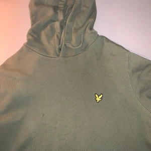 Lyle scott hoodie mörk grön  - Säljer min lyle scott hoodie mörkgrön nypris 750kr den är i storlek M och i bra skick, hör av er om fler bilder eller om ni har frågor😊