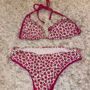 Bikini💕 - En mönstrad bikini med nästan högmidjade bikini trosor💖 super fint sett verkligen vacker💕 väl använt men inga hål eller trasigt på något sätt! Köparen betalar frakt📦