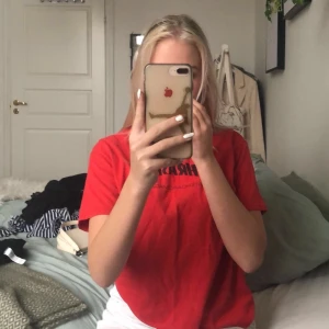 Röd trasher t-shirt - Köpte för ett tag sen men har inte kommit till användning på sista tiden, väldigt bra skick 💖