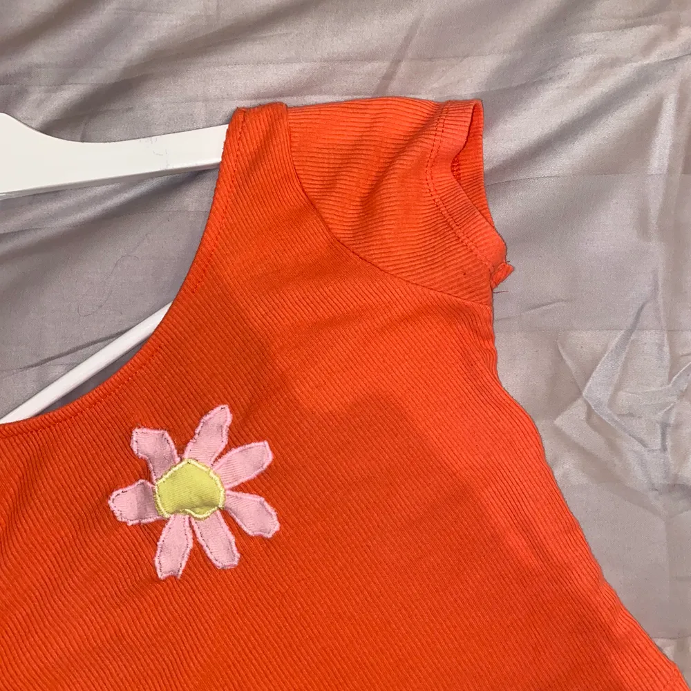 Jättegullig orange/korall färgad tröja köpt här på plick. Aldrig använd då den va lite liten på mig, frakt tillkommer!. T-shirts.