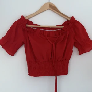 Topp - Jätte söt off shoulder topp. Knytning på framsidan. Minns ej vart den kommer ifrån men har endast använt den några gånger. Väldigt stretchig runt armar och midjan.