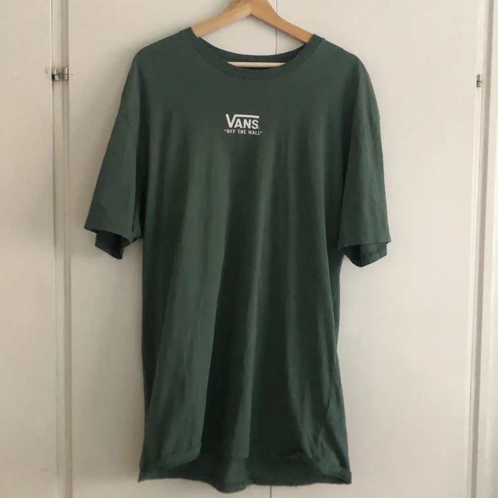 såååå vacker grön t-shirt från vans! den är i xl och sitter väldigt oversized, men riktigt snyggt 🪴kan såklart skickas om köparen står för frakt🪴. T-shirts.