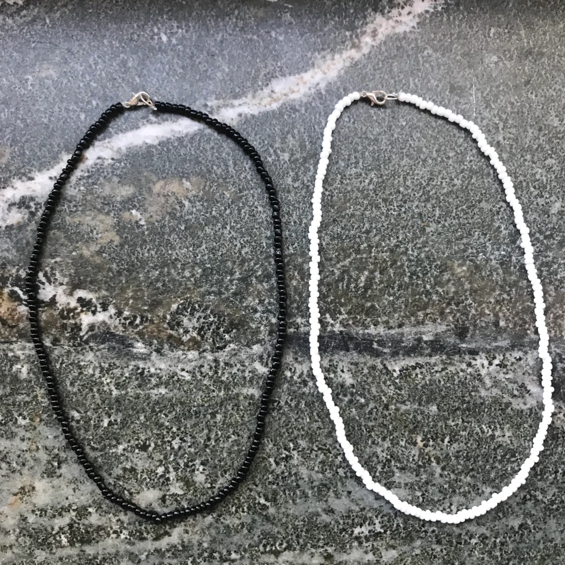 Svart o vitt halsband - 90