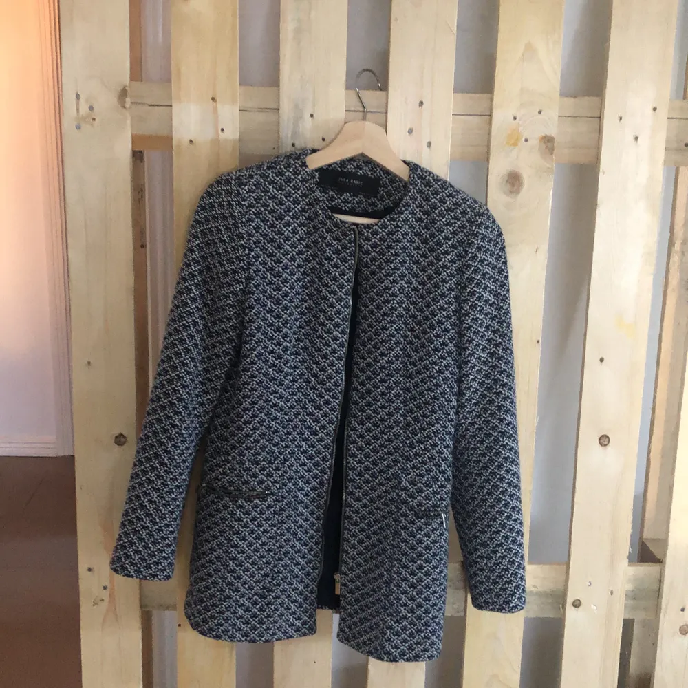 blue jacquard coat size S, very versatile, can be easily combined either with an elegant or informal outfit. Perfect condition, when first released by zara was quickly sold out. Selling because it runs small for me now, otherwise I will keep it. Be aware it is not a winter coat, it fits tailored. Love it when wear it open with cool sneakers . Jackor.