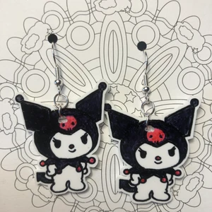 Örhängen Kuromi - Örhängen av Kuromi gjorda i krympplast🖤💖. Aldrig använda såklart, frakt tillkommer på 11 kr.