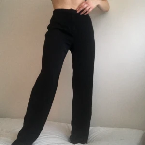 Prêt à Porter trousers - Svarta, enkla men snygga kostymbyxor. Utan fickor både fram- och baktill. Storlek 38.