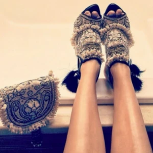 H&M Conscious Exclusive broderade skor - Använda endast en utekväll,  otroligt sköna pga den lite bredare klacken.  Inköpta för 1500:-, säljs på andra sidor för över 1000:- då de var/är ombloggade. Perfekta nu inför jul och nyår!