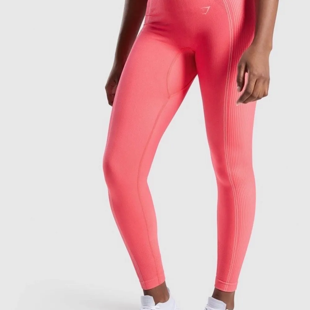 Gymshark ultra seamless leggings i storlek M, i färgen rosa. Säljer för dom tyvärr är för små för mig💖. Övrigt.