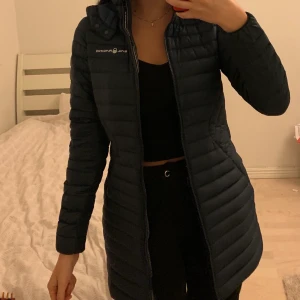 Sail Racing jacka - Blå sail racing jacka i st xs, ganska oanvänd och är i ett bra skick. Kan frakta men köparen står för frakten. Priset kan diskuteras