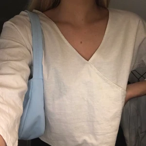Vit linnetopp från NA-KD🤍 - Vit linnetopp från NA-KD med lite kortare och utsvängda ärmar. Använd fåtal gånger och är i nyskick. Köptes för 299kr men säljer för 100kr🤍