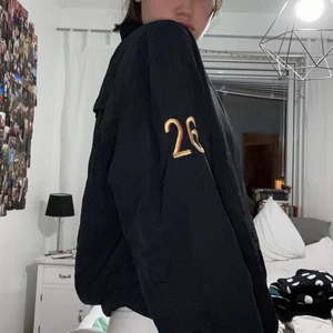 Nikejacka  - Svincool jacka från Nike! Har tidigare tillhört ett bowlinglag, köpt på Emmaus i Malmö. 