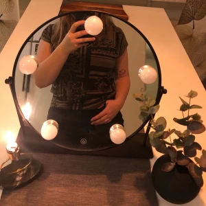 MÖNSTRAD GRÖN T-SHIRT - En mörkgrön mönstrad t-shirt från Vero Moda i mycket bra skick. Storlek small. Priset kan diskuteras. Tar endast Swish.