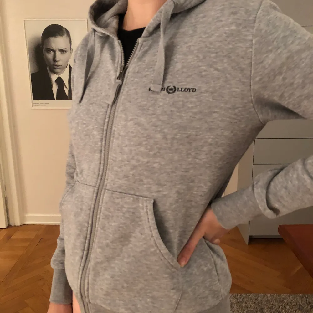 Henri Lloyd huvtröja, använd men i väldigt fint skick. Köparen står för frakten.. Hoodies.