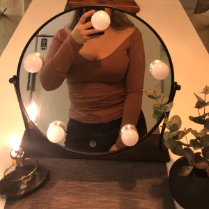 ROSA OFFSHOULDER TOPP - Använd fåtalgånger i mycket bra skick. Gammel-rosa färg. Storlek S från Nelly. Priset kan diskuteras. Tar endast emot Swish.