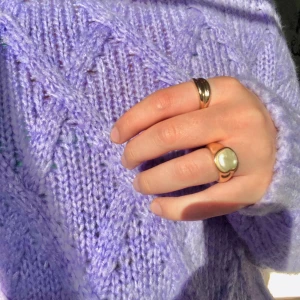 Lila stickad tröja  - Väldigt fin och mjuk lila stickad tröja från trendyol köpt på Zalando en månad tillbaka . Säljer då den inte kommer till användning . Aldrig använd och som ny!  🥰🍇💜