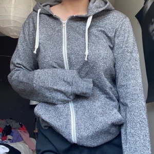 hoodie från h&m  - Nästan helt oanvänd hoodie från h&m. Inga slitningar alls. kommer inte till användning. Vid val av frakt står köparen för det men kan alltid diskutera pris och byten. Skriv privat för mer info🥰🥰