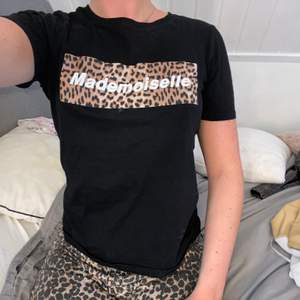T shirt med leopard tryck från Ginatricot. använd ett fåtal gånger. Storlek S 