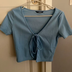 Topp - Helt ny topp som jag aldrig använt. Säljer pga att den är förliten. Superfin verkligen 😊                    40 frakt😃