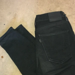 Levi’s jeans - Svarta mile high super skinny jeans från Levi’s i storlek 28 (midja). Stretchiga men tajta så passar både större och mindre storlekar. Används inte längre så säljer vidare de. Ordinarie pris är 999kr. Frakt på 66kr enligt viktklass:)