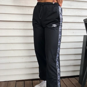 Umbro trackpants - Ett par snygga trendiga trackpants från umbro, använda ett fåtal gånger🥰