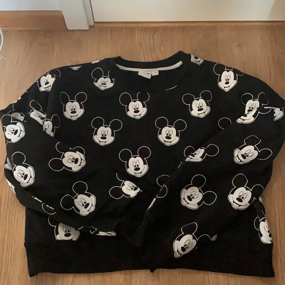 Disney sweater sitter lite croppad jätte fint skick!. Tröjor & Koftor.