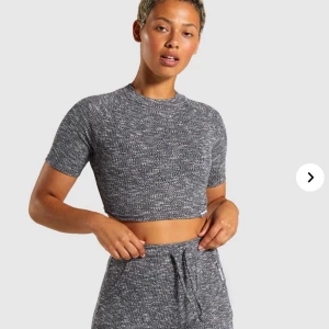 Helt ny oanvänd crop top från gymshark - Säljer nu denna helt nya endast testade topp från gymshark! Såå himla mjukt och skönt material. Passa även S! Orginalpris 350kr