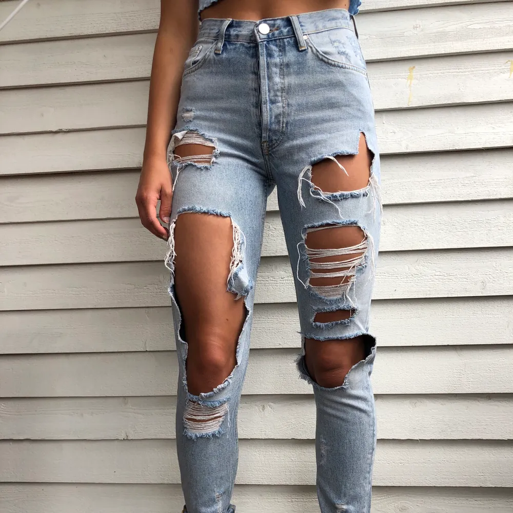 Ett par slitna girlfriend jeans från bik bok🦋🌈. Jeans & Byxor.