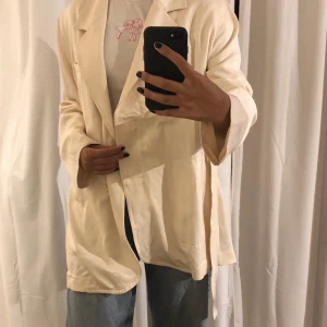 Beige kavaj/kofta  - Säljer denna snygga kavaj/koftan pga att den inte kommer till användning! Använd fåtal gånger och är så gott som ny!💖 Strl 38. Skriv för fler bilder.