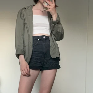 jättefin kavaj/jacka med drake på ryggen - köpt second hand för ett bra tag sedan men inte riktigt min stil. En fraktkostnad på 56kr tillkommer men kan eventuellt mötas upp i Stockholm. Samfraktar gärna :)