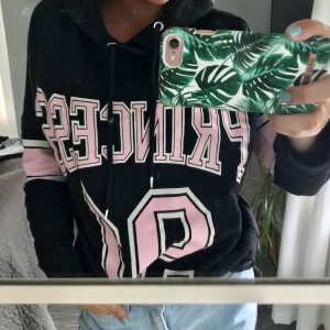 Princess hoodie  - Svart hoodie med tryck ”princess 91”, storlek M. Från H&M. Priset är exklusive frakt, 63kr.