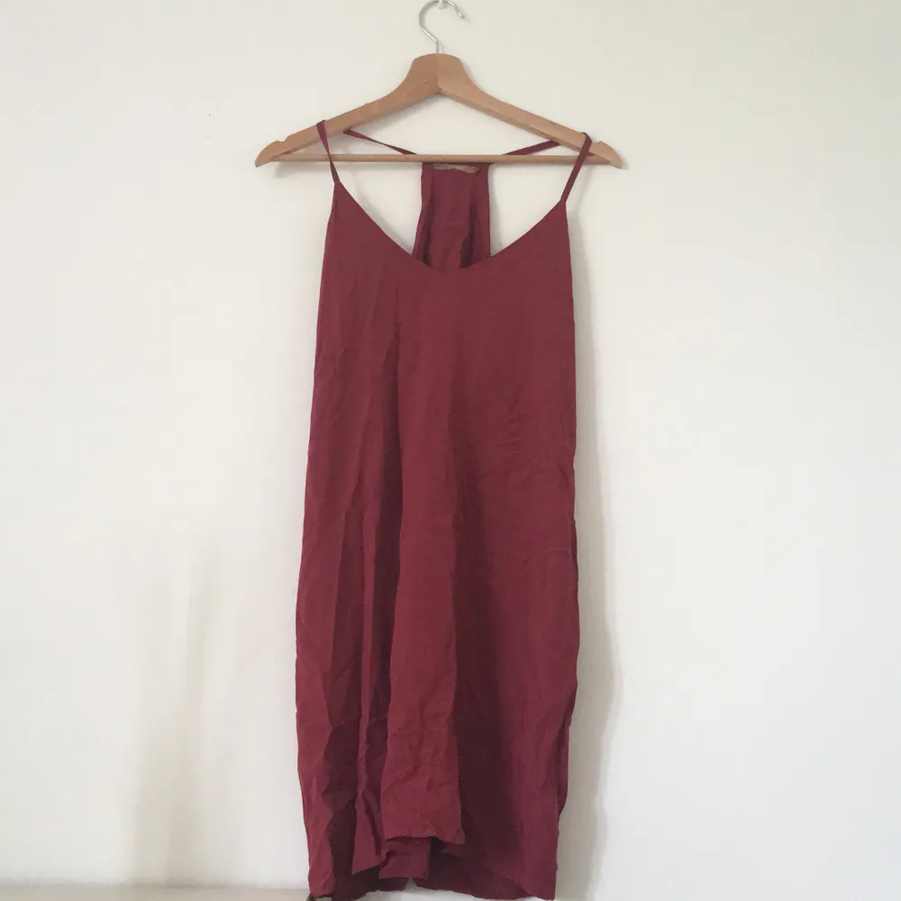 Superfin hallonröd klänning! Har några små i princip osynliga fläckar men sälja därför billigt. Inköpt för 500. passar XS- S . Klänningar.