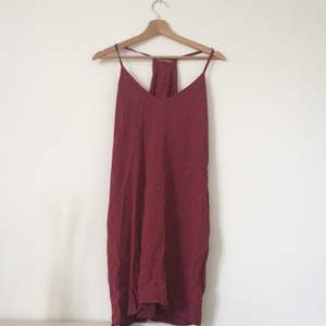 Superfin hallonröd klänning! Har några små i princip osynliga fläckar men sälja därför billigt. Inköpt för 500. passar XS- S 