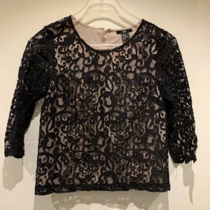 Tröja i spets  - Superfint skick. Prisförslag välkomnas 
