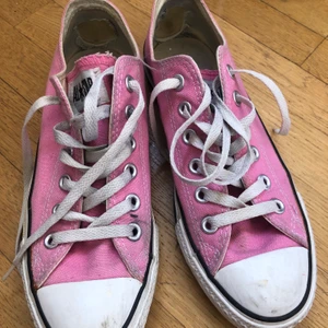 CONVERSE  - Rosa Converse storlek 39, Använda men fräscha ! Slitage på insidan vid hälarna, se bild. Hämtas på Södermalm. 