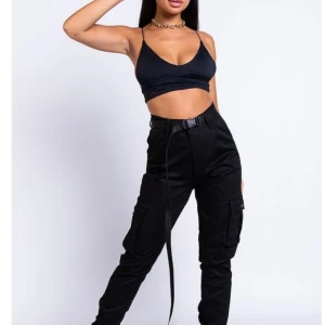 Madlady svata cargo byxor  - Säljer dessa fina svarta cargo byxor från madlady i stl xs. Använda 1-2 ggr, så nästan nya. Säljer dom för 275 + frakt, 62kr Dm för frågor eller intresse 