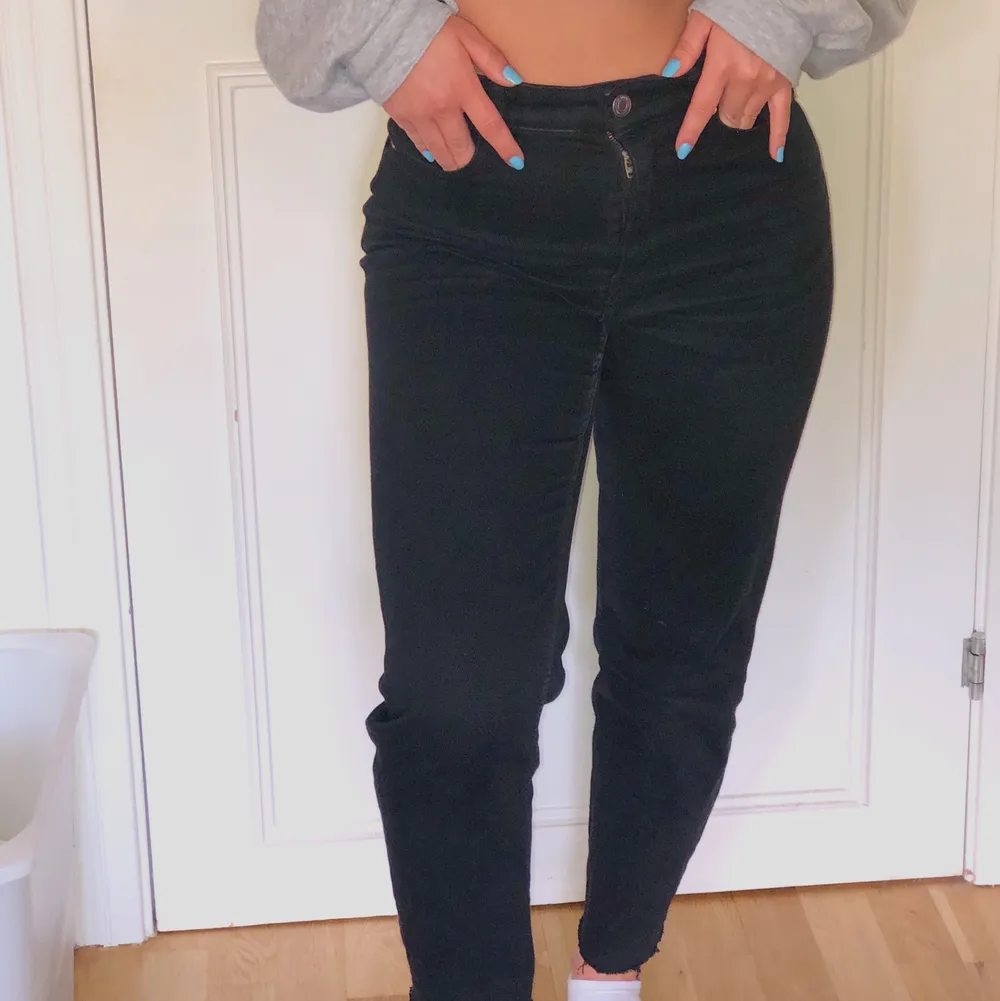 Köpta från Lindex 2019 || Strl 36 ,bra passform för kvinnliga former || 🖤. Jeans & Byxor.