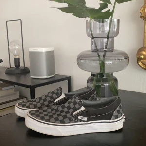Rutiga Vans - Grå/svart rutiga vans i storlek 39. Skorna är väldigt sparsamt använda. Därför är de i väldigt bra skick och har inga synliga slitningar eller märken🖤 sulan går även att tvätta så att de blir ännu vitare!
