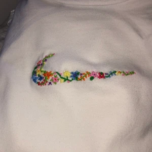 Nike broderad tröja - Hej gör broderade Nike tröjor, ni får gärna skriva om ni är intresserade av att köpa eller vill buda på den som är på bild :)