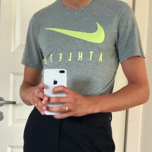 Nike T-shirt  - Jättefin Nike T-shirt i toppen skick! Nice nu i sommar till ett par kostymbyxor eller jeans med vita sneakers 😉❤️. Köpare står för frakt! <33