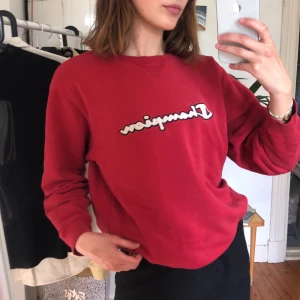 Röd Champion sweatshirt - Ganska använd tröja men slits snyggt så den ser väldigt vintage ut. Passar nog bra på XS eller M. Köpare står för frakt på 50 kr. Kör en budgivning i kommentarsfältet. Slutar Fredag 3:e Juli 16:00!! Budet ligger nu på 215 kr!!! 