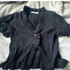 söt topp - topp som man knäpper från chiquelle, köpt för 399kr. knappt använd, one size men skulle säga att den passar xs-m, buda